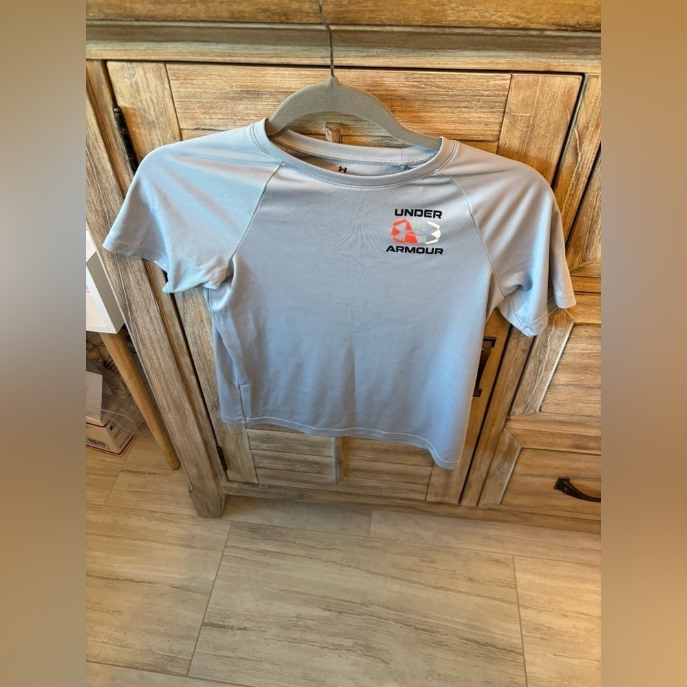 Under Armor Boys Light Gray Dry Fit T Shirt Size Youth Small Loose